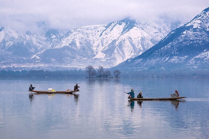 Dal Lake - Places to Visit in Kashmir